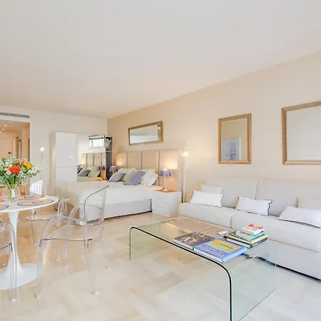 Gray D'albion Dutch Studio Apartment *